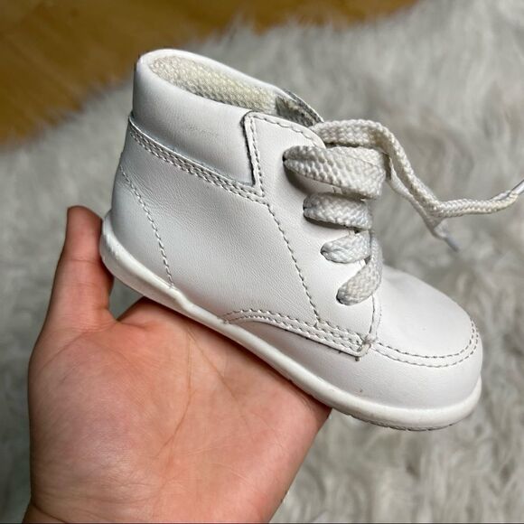 Classy white baby shoes size 4 W - Picture 10 of 13